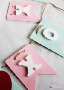 Such a sweet craft project for Valentine's Day! XOXO Valentine Banner at Positively Splendid