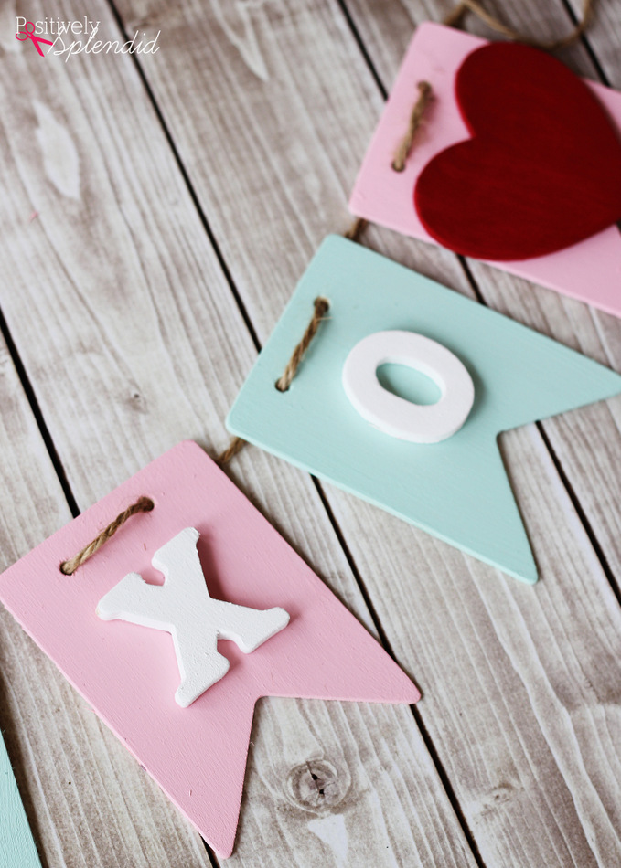 Such a sweet craft project for Valentine's Day! XOXO Valentine Banner at Positively Splendid
