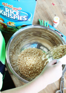 Adorable carrot Rice Krispies treats are perfect for Easter! Great for making with kids.