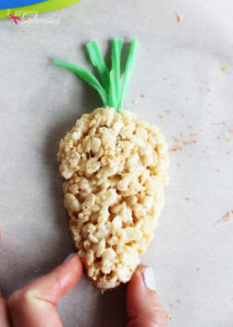 Adorable carrot Rice Krispies treats are perfect for Easter! Great for making with kids.