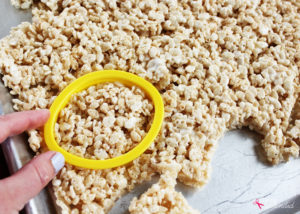 Adorable carrot Rice Krispies treats are perfect for Easter! Great for making with kids.