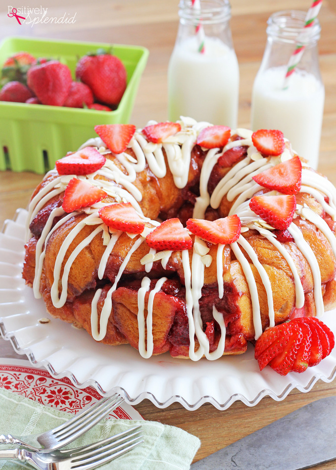 Strawberry Monkey Bread with Cream Cheese Glaze - Easy and yummy for spring! #HugtheMess