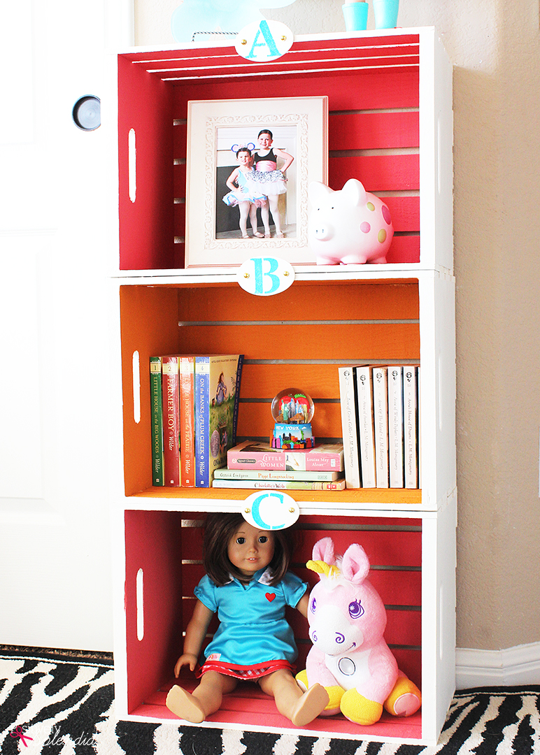 DIY Wood Crate Bookshelf - Such a smart DIY idea and perfect for kids' rooms, college dorms, and more! #PlaidCreators