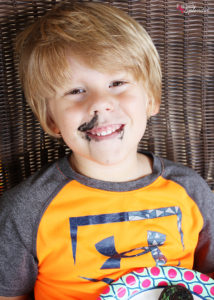Adorable Oreo cookie spiders are a perfect Halloween food craft to make with kids! #hugthemess