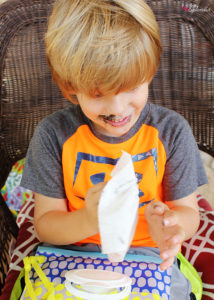 Adorable Oreo cookie spiders are a perfect Halloween food craft to make with kids! #hugthemess