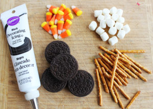 Adorable Oreo cookie spiders are a perfect Halloween food craft to make with kids! #hugthemess