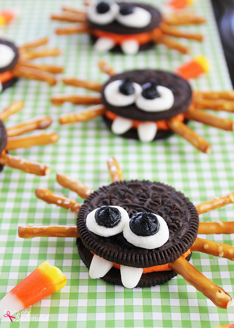 Easy Sandwich Cookie Spiders #HugtheMess - Positively Splendid {Crafts ...