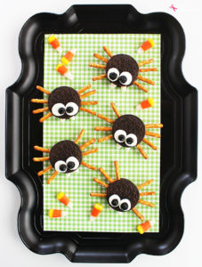 Adorable Oreo cookie spiders are a perfect Halloween food craft to make with kids! #hugthemess
