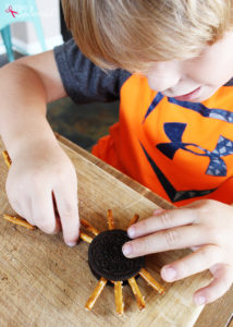 Adorable Oreo cookie spiders are a perfect Halloween food craft to make with kids! #hugthemess