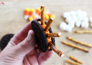 Adorable Oreo cookie spiders are a perfect Halloween food craft to make with kids! #hugthemess