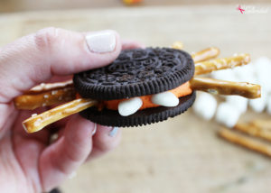 Adorable Oreo cookie spiders are a perfect Halloween food craft to make with kids! #hugthemess