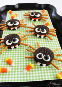 Adorable Oreo cookie spiders are a perfect Halloween food craft to make with kids! #hugthemess