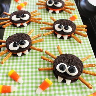 Adorable Oreo cookie spiders are a perfect Halloween food craft to make with kids! #hugthemess