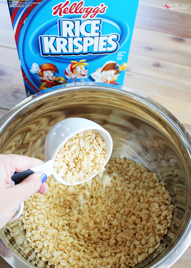 Santa Rice Krispies Treats - SO adorable and easy to make! #RiceKrispies