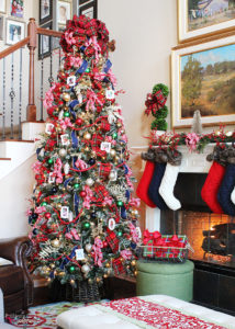 Love this this classic look! Traditional Plaid Christmas Tree at Positively Splendid #MichaelsMakers