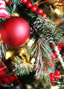 Love this this classic look! Traditional Plaid Christmas Tree at Positively Splendid #MichaelsMakers