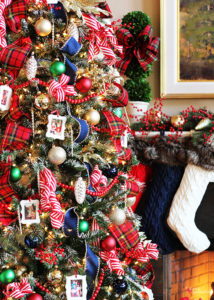 Love this this classic look! Traditional Plaid Christmas Tree at Positively Splendid #MichaelsMakers