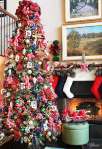 Love this this classic look! Traditional Plaid Christmas Tree at Positively Splendid #MichaelsMakers
