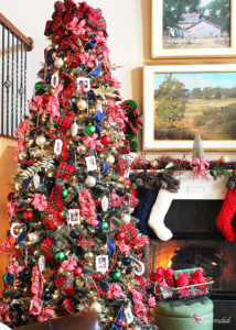 Love this this classic look! Traditional Plaid Christmas Tree at Positively Splendid #MichaelsMakers