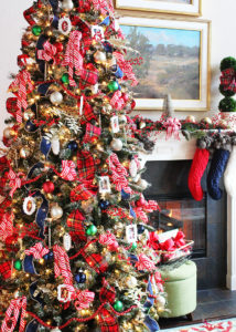 Love this this classic look! Traditional Plaid Christmas Tree at Positively Splendid #MichaelsMakers