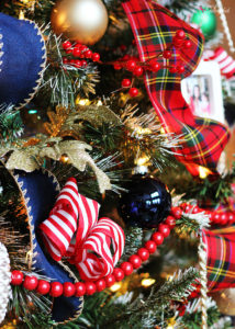 Love this this classic look! Traditional Plaid Christmas Tree at Positively Splendid #MichaelsMakers