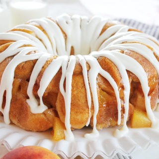 Peaches and Cream Monkey Bread Recipe by Positively Splendid. A perfect idea for brunch or dessert!