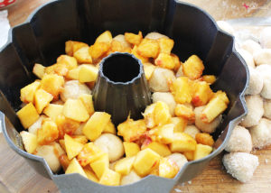 Peaches and Cream Monkey Bread Recipe by Positively Splendid. A perfect idea for brunch or dessert!