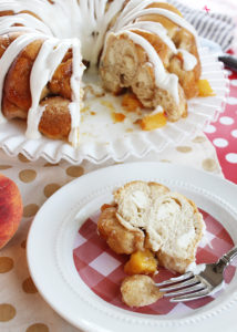 Peaches and Cream Monkey Bread Recipe by Positively Splendid. A perfect idea for brunch or dessert!