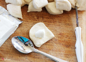 Peaches and Cream Monkey Bread Recipe by Positively Splendid. A perfect idea for brunch or dessert!