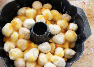Peaches and Cream Monkey Bread Recipe by Positively Splendid. A perfect idea for brunch or dessert!