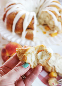 Peaches and Cream Monkey Bread Recipe by Positively Splendid. A perfect idea for brunch or dessert!