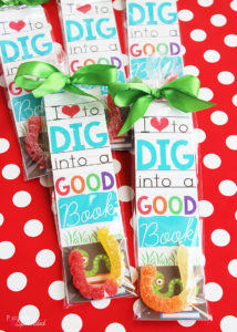 Bookworm printable valentine bookmarks. A darling and easy classroom valentine idea!
