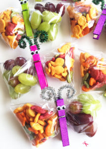 Such a fun edible craft idea for kids: Butterfly Snack Bags! These would be so fun for a party or classroom treat!