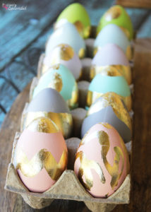 These gilded Easter eggs are a beautiful DIY Easter egg idea!