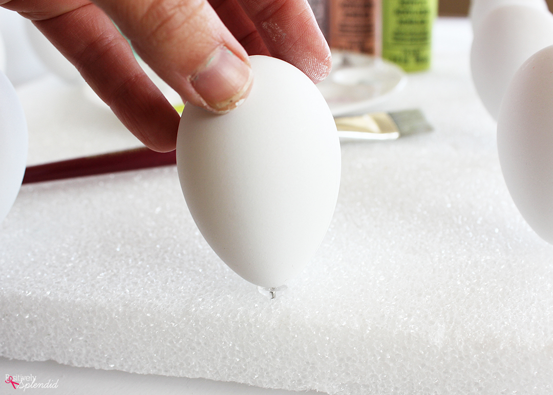 These gilded Easter eggs are a beautiful DIY Easter egg idea!