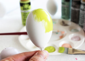 These gilded Easter eggs are a beautiful DIY Easter egg idea!