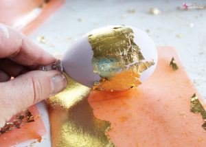 These gilded Easter eggs are a beautiful DIY Easter egg idea!