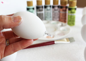 These gilded Easter eggs are a beautiful DIY Easter egg idea!