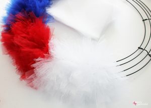 How to make a patriotic tulle wreath. Such a fun DIY wreath craft idea for July 4th, Memorial Day and more!