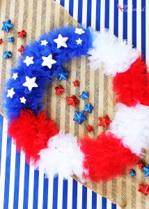 How to make a patriotic tulle wreath. Such a fun DIY wreath craft idea for July 4th, Memorial Day and more!