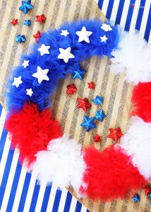 How to make a patriotic tulle wreath. Such a fun DIY wreath craft idea for July 4th, Memorial Day and more!
