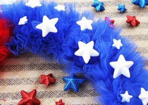 How to make a patriotic tulle wreath. Such a fun DIY wreath craft idea for July 4th, Memorial Day and more!