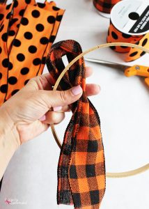 How to make a ribbon wreath with an embroidery hoop -- So easy!