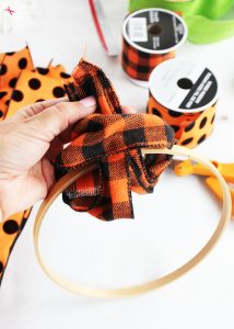 How to make a ribbon wreath with an embroidery hoop -- So easy!
