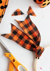 How to make a ribbon wreath with an embroidery hoop -- So easy!