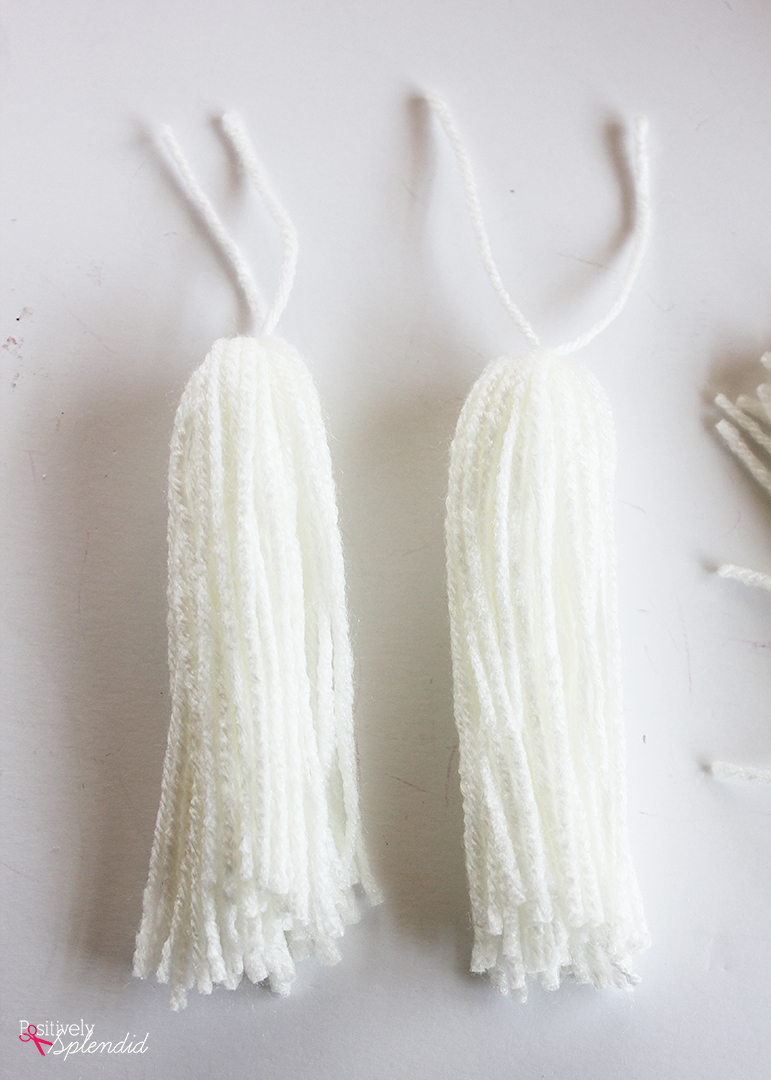 Káº¿t quáº£ hÃ¬nh áº£nh cho Remove the rubber bands and remove the bundles from the tool to reveal your perfectly assembled tassels! Trim as desired to even out the bottoms of the tassels.