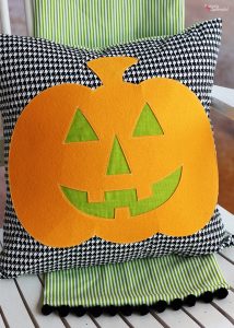 Jack-o-Lantern DIY Halloween Pillow Sewing Tutorial - An easy DIY Halloween decor idea!