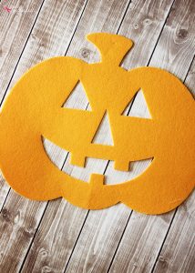 Jack-o-Lantern DIY Halloween Pillow Sewing Tutorial - An easy DIY Halloween decor idea!