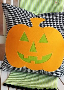 Jack-o-Lantern DIY Halloween Pillow Sewing Tutorial - An easy DIY Halloween decor idea!