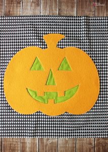 Jack-o-Lantern DIY Halloween Pillow Sewing Tutorial - An easy DIY Halloween decor idea!